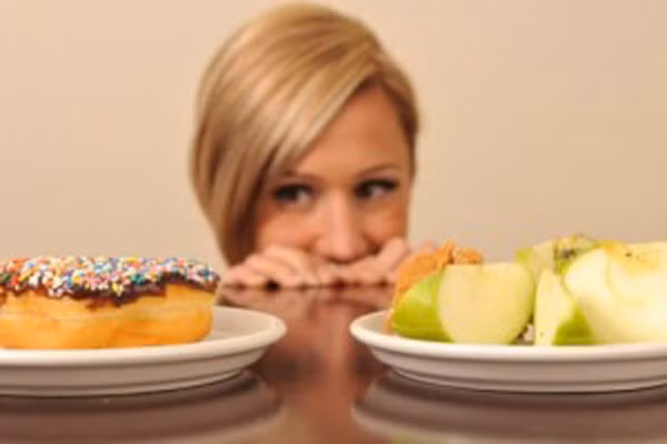 DASH Diet. Mục đích chính của chế độ ăn kiêng DASH này không phải là giảm mỡ, giảm béo trong thời gian ngắn mà là hướng tới mục đích làm cho bạn thay đổi tư duy về giá trị dinh dưỡng. Nguyên lý của chế độ ăn kiêng này là 6 -8 phần ngũ cốc, 4 – 5 phần trái cây và rau, 2 – 3 phần sữa, ít ăn các loại thịt nạc cũng như hạn chế các loại đậu, bánh kẹo và dầu.