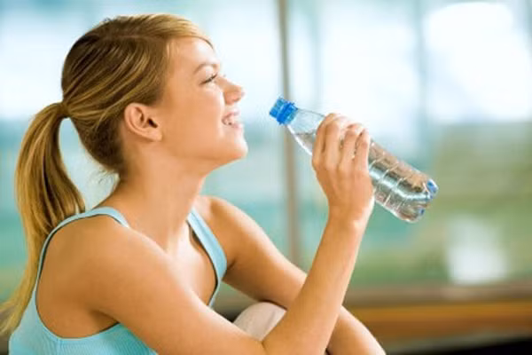 2. Uống nhiều nước. Đừng quên giữ đủ nước trong cơ thể bạn để không lâm vào tình trạng mất nước. Nước chiếm khoảng 4 pound(gần 2kg) ở khu vực vòng 2. Nếu bạn không cung cấp đủ nước thì làn da khu vực này sẽ chảy xệ. Cách tốt nhất là bạn nên uống 2 lít nước mỗi ngày (tương đương 8 cốc) nhằm cân bằng lượng natri trong người và tránh hiện tượng tích nước.