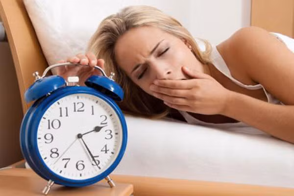 6. Thiếu ngủ người có xu hướng cảm thấy chậm chạp, làm cho chúng ta ăn nhiều hơn. Như vậy, 7-8 giờ của giấc ngủ sẽ giúp bạn duy trì cân nặng trong thời gian dài. Loại bỏ thiết bị điện tử của bạn hoặc chuyển chúng ra chỗ khác trước khi đi ngủ. Nghiên cứu cho thấy bạn ít tiếp xúc với các thiết bị điện tử, sẽ tốt hơn cho tâm trí và cơ thể được nghỉ ngơi.