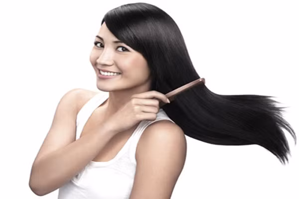 Dưỡng tóc. Cải xoăn có cả hai loại axit omega 3 và omega 6, giữa cho tóc luôn mượt và ẩm. Hai loại axit này phát huy tối đa công dụng giảm gàu và tăng trưởng tóc.