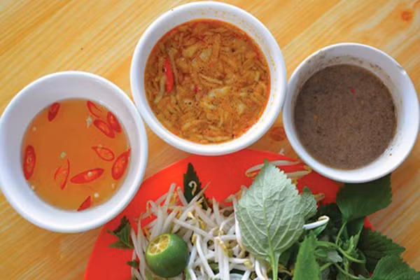  Còn rất nhiều loại nước chấm đặc trưng của người Việt như mắm cáy, mắm còng, mắm rươi, nước mắm các vùng. Nếu có cơ hội, hãy thử qua các loại nước chấm đặc biệt này để biết, đất Việt ta có nhiều loại đặc sản bình dị mà dân giã. 
