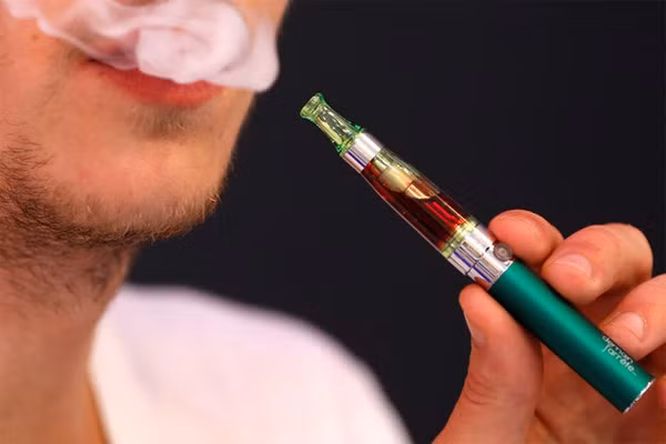  Thay vào đó, CVS sẽ bày bán kẹo cao su chứa chất nicotine và các biển hiệu khuyến khích bỏ thuốc lá để giúp người sử dụng từng bước cắt cơn và cai thuốc. Theo tập đoàn này, việc kinh doanh thuốc lá trái ngược với mục đích bán thuốc chữa bệnh cho người dân. Do vậy, việc loại bỏ mặt hàng độc hại này sẽ góp phần làm giảm tỷ lệ tử vong do thuốc lá mang lại. 