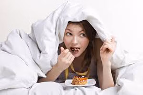 2. Ăn nhẹ trước khi đi ngủ. Các nhà nghiên cứu phát hiện ra rằng những người đàn ông có bữa ăn nhẹ buổi tối đó bao gồm 30 g hoặc whey protein và casein các sản phẩm từ sữa thì đốt cháy nhiều calo để tiêu hóa nó hơn.