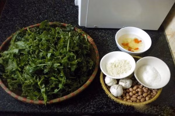 Loại rau dại này được chế biến thành những món ăn khá đơn giản như nộm rau dớn gà xé và rau dớn xào mẻ, thịt bò. Cách làm nộn rau dớn cũng không khác các loại nộm khác là bao, chỉ cần luộc qua loại rau này, cho thêm gừng, tỏi, lạc rang cùng các loại gia vị là đã có một đĩa nộm rau dớn gà xé thơm ngon. Ảnh: Phunu.net.