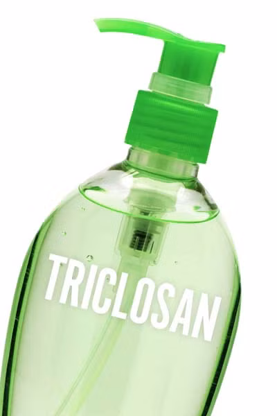 4. Triclosan. Tricolson được sử dụng rộng rãi như một chất kháng khuẩn, gây rối loạn nội tiết, đặc biệt là tuyến giáp và hoocmon sinh sản, và gây khó chịu cho da. Giới nghiên cứu đã cảnh báo rằng, triclosan góp phần tăng vi khuẩn chống lại bạch cầu. Tricolson có thể được tìm thấy trong các loại kem đánh răng, xà phòng kháng khuẩn và khử mùi.