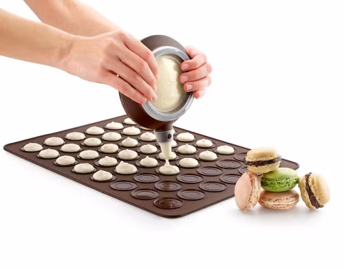 Khay nướng Macaron. Khay nướng này sẽ giúp bạn làm được những chiếc bánh macaron giòn, nhanh mà không hề bị dính sau khi nướng.