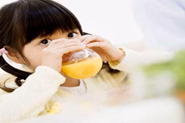 Cam. Loại quả này giàu carbohydrates, vitamin, axit malic, axit citric, protein, chất béo, chất xơ, khoáng chất… nên vừa cung cấp dinh dưỡng, lại vừa bổ sung nước giữ ẩm cho cơ thể bé không bị khô hanh.