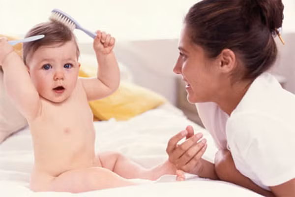 Nếu giai đoạn bé rụng tóc đã qua và bé có một mái tóc hoàn toàn khác so với ban đầu, cha mẹ cũng không nên lo lắng. Điều này hoàn toàn bình thường, qua giai đoạn “tăng sinh” (mọc tóc), bé sẽ có sự thay đổi nhẹ về hooc mon kéo theo sự thay đổi một số đặc điểm trên cơ thể.
