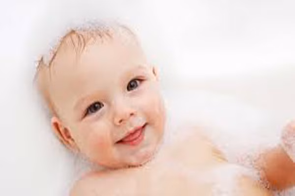 Nguyên nhân do dầu gội. Có thể do dị ứng dầu gội, mẹ hãy chọn loại dầu dịu nhẹ, có thành phần các chất hóa học thật ít, trong một thời gian cho đến khi nó phát triển trở lại. Tránh chải tóc mạnh cho con, chỉ cần dùng tay để vuốt nhẹ nhàng.