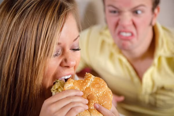  3. Bang Oklahoma, Hoa Kỳ không cho phép cắn một miếng hamburger của người khác. Đây thực sự nằm trong điều luật liên bang. 