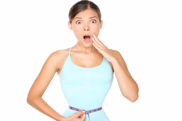 Đối với thuốc lợi tiểu, chúng ta có thể rơi vào tình trạng mất nước và chất điện giải, tụt huyết áp, mệt mỏi, suy nhược… Không chỉ thế, việc sử dụng thuốc một cách tùy tiện còn có thể khiến bạn gặp rất nhiều biến chứng nguy hiểm như biếng ăn, trầm cảm cùng rất nhiều tác dụng phụ khác.