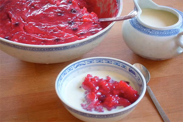 4. Rote grutze. Loại bánh trái cây màu đỏ này là món tráng miệng phổ biến vùng miền Bắc nước Đức. Nó được làm từ dâu tây, cherry nấu với bột ngô cùng kem vani và sữa. Bạn sẽ không thể nào quên được vị thanh mát dịu của món tráng miệng này.
