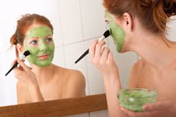 Làm đẹp da. Các vitamin K trong cải xoăn giúp giảm quầng thâm dưới mắt và se lỗ chân lông trên da làm giảm các nếp nhăn. Hơn nữa, nó cũng giúp giảm sưng và vết sẹo có thể hình thành. Lutein - chất thúc đẩy sản xuất collagen cần cho da cũng có nhiều trong loại rau này.