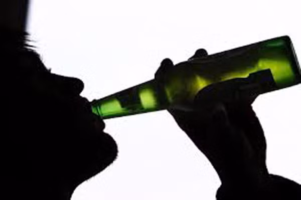 Rượu làm nặng thêm lên các thương tổn ở dây thần kinh, bệnh mắt, cao huyêt áp, cao mỡ trong máu... Nếu bạn có các chứng bệnh nói trên, nên hỏi bác sĩ của bạn xem số lượng rượu bạn uống vào bao nhiêu thì được an toàn.
