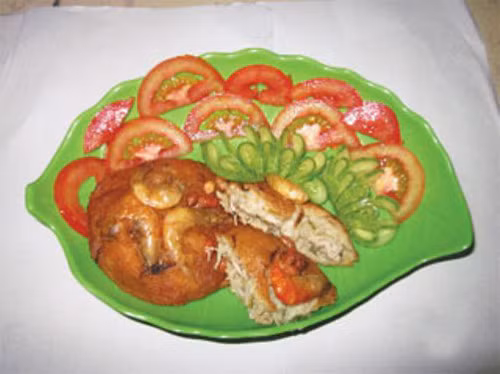 Bánh giá. Nguyên liệu chính để làm bánh là giá. Bánh có vị béo của dầu, của thịt hòa lẫn với vị ngọt của tôm, thanh mát của giá sống, củ sắn, cái đậm đà của chén nước mắm tỏi ớt và tươi xanh của rau sống.