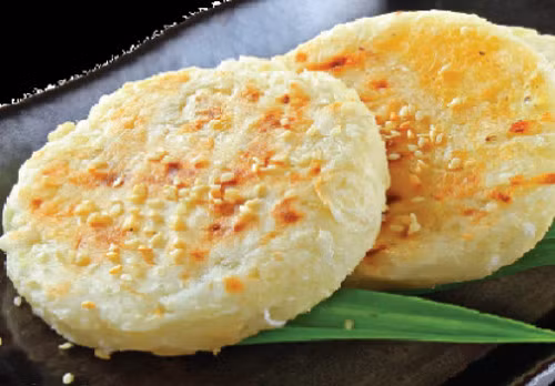 Bánh khoai mỳ. Bánh có ba thành phần chính là khoai mì, bột, đường. Món bánh dân dã này không khó để bắt gặp trên hè phố, giờ đây nó đã xuất hiện trong các nhà hàng, quán ăn sang trọng với vị trí không hề kém cạnh so với “anh em” bánh ngọt đến từ các nền ẩm thực nổi tiếng trên thế giới. 