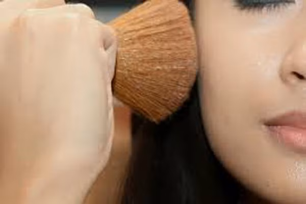 8. Dùng phấn nền dạng bột, tránh dạng kem. Do phấn nền dạng lỏng có xu hướng thấm sâu vào các nếp nhăn, làm chúng bị lộ rõ hơn và khiến bạn trông già đi. Trong khi đó, phấn nền dạng bột lại có tác dụng lấp kín các rãnh nhỏ li ti trên da, giúp che giấu khuyết điểm tốt hơn và có độ bám dính cao. Chúng cũng dễ sử dụng hơn so với phấn nền dạng lỏng.