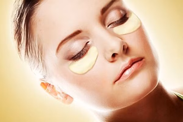 8. Giảm bọng mắt bằng lòng trắng trứng. Để giảm tình trạng sưng phồng dưới mắt, hãy thử lấy lòng trắng trứng và đánh cho nó bông lên. Sau đó thêm một chút hạt cây phỉ và đắp lên phần bọng mắt, chờ đến khi nào nó khô, bạn sẽ thấy phần da dưới mắt trở lại bình thường. Cách này cũng làm giảm những nếp nhăn quanh mắt bạn.