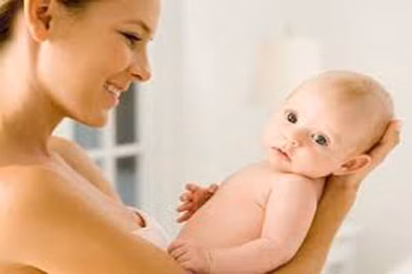7. Tổn thương não là vấn đề sức khỏe lớn nhất của trẻ sơ sinh Anh. Một nhóm nghiên cứu tại Anh cho biết để đầu thoáng cho trẻ sẽ giảm thiểu nguy cơ này hơn là bọc ấm bé sau khi sinh. Do đầu bị bịt kín sẽ làm tổn thương các tế bào ảnh hưởng đến cuộc sống sau này.