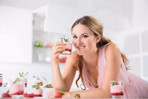4. Tăng thực phẩm chứa men tiêu hóa như sữa chua. Vi khuẩn Probiotics sẽ làm giảm nguy cơ các vấn đề về tiêu hóa và giữ cho bụng bạn được phẳng. Mỗi ngày bạn nên ăn sữa chua hoặc bổ sung 50 mg các chế phẩm sinh học để tăng sức đề kháng và hỗ trợ thu gọn vòng eo hữu hiệu.