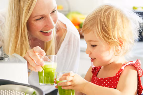  Dễ mắc bệnh béo phì. Các mẹ có con còi xương đừng tưởng việc này là tốt, béo nhưng không hề tốt cho sức khỏe. Những đứa trẻ được cho tập ăn từng thứ rõ ràng sau này sẽ khỏe mạnh hơn và có chỉ số BMI (chỉ số tỷ lệ chuẩn cơ thể) chuẩn hơn. 