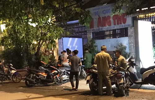 Phong toa, kham nghiem hien truong nghi dung sung cuop khach san
