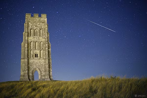 Ngọn đồi Glastonbury ở Anh là vùng đất thiêng cả nghìn năm nay. Nó gắn liền với thời kỳ của vua Athur. Ngọn đồi thần bí này đã trở thành địa điểm cho cộng đồng Druid tổ chức lế hội Hạ chí. Trong đêm Trung hạ, hàng trăm người tập trung lại ném hoa, tung nước thánh để cầu mong phước lành.