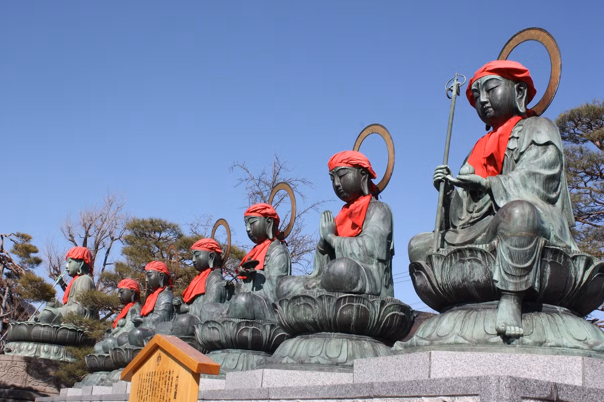 Đền Zenkoji là một ngôi đền cổ xưa ở Nhật Bản. Ngôi đền nổi tiếng với những bức tượng Phật Ẩn. Khi bức tượng này không còn được sử dụng nữa, người ta tin rằng nó vẫn còn tỏa ra hơi ấm trong hộp mà nếu chạm tay vào, ta có cảm giác như chạm vào người còn sống.