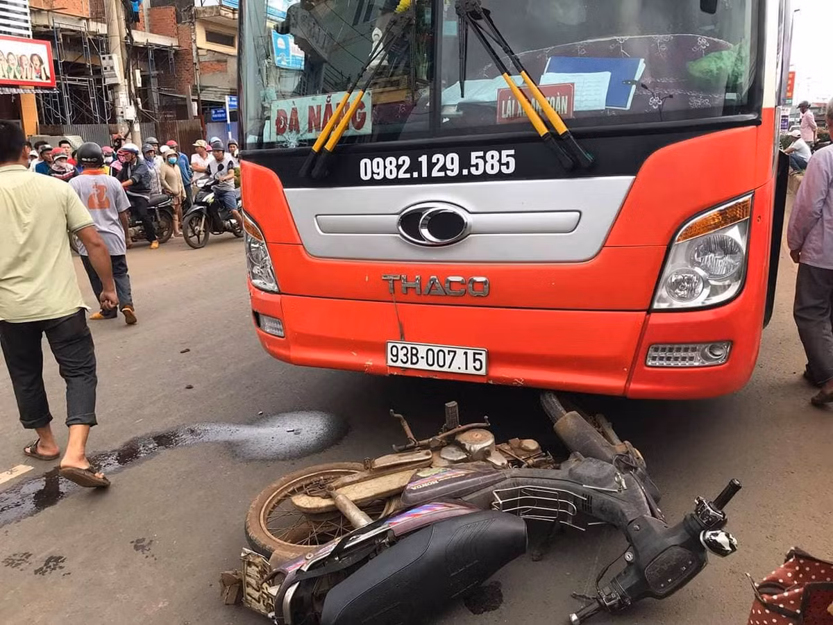 Bat ngo qua duong, nguoi dan ong bi xe khach keo le 10m