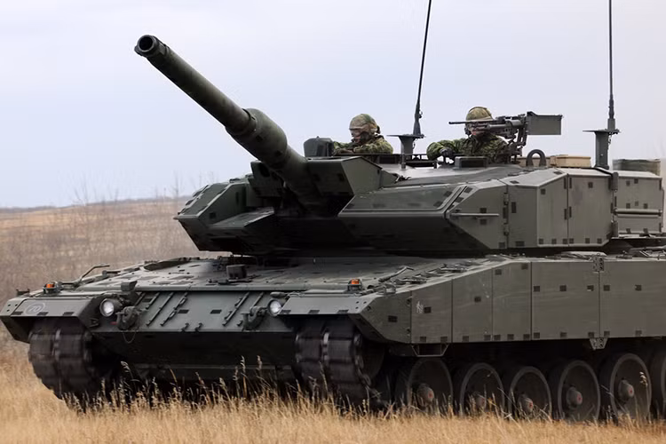 Đến năm 2009, Canada ký hợp đồng với Tập đoàn Krauss-Maffei Wegmann của Đức để tân trang và nâng cấp 20 chiếc Leopard 2A4 mua từ Hà Lan lên chuẩn Leopard 2A4M CAN. Quá trình trên hoàn thành trong năm 2010 và 5 chiếc đã được cử tới tham chiến ở Afghanistan. Nguồn ảnh: flickr.com.