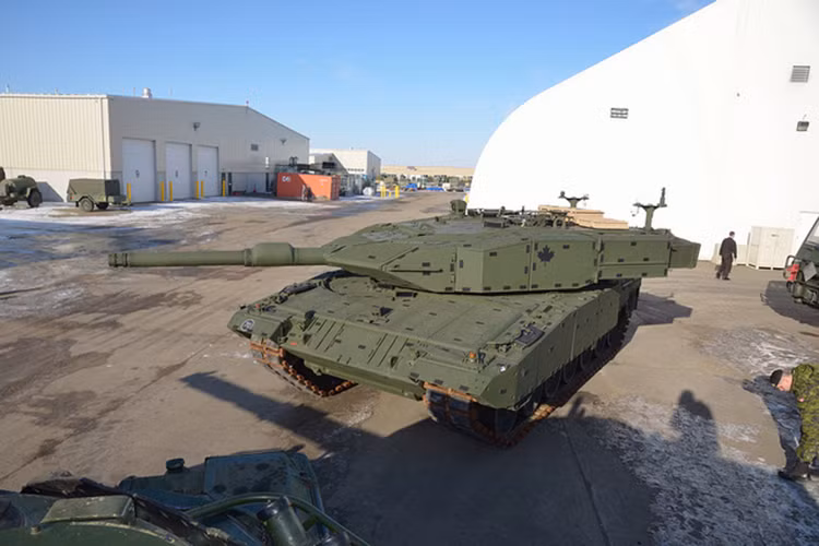 Ngoài ra khi cần thiết thì Leopard 2A4M CAN vẫn có thể lắp thêm lưỡi ủi, bộ dụng cụ rà phá mìn… Sự quen thuộc trong việc sử dụng dòng xe tăng Leopard cộng với mức độ bảo vệ cao đã khiến Canada lựa chọn biến thể này chứ không phải M1 Abrams của Mỹ, có lẽ Quân đội Canada đã nhìn nhận ra vấn để của dòng xe tăng này trước người Mỹ và quyết định không gắn bó với nó. Nguồn ảnh: Reddit.