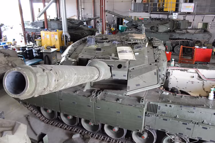 Do nền tảng Leopard C2 đã 40 tuổi, không còn tiềm năng hiện đại hóa và ngày càng khó khăn trong công tác đảm bảo chiến đấu, để cấp tốc nâng cao sức mạnh lực lượng thiết giáp, Canada đã quyết định mua lại 80 chiếc Leopard 2A4 và 20 xe Leopard 2A6 từ Quân đội Hà Lan, ngoài ra còn có thêm 20 chiếc Leopard 2A6 nữa mượn từ Đức. Nguồn ảnh: Missing-lynx.