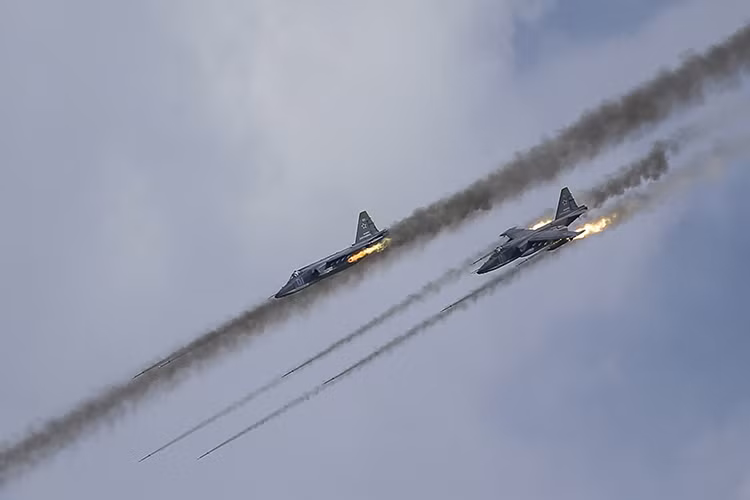 Hẳn vì thế mà hiệu quả các chiến dịch quân sự của Nga tại Syria luôn tốt hơn Mỹ ở mọi khía cạnh và luôn có một kết quả rõ ràng. Trong cuộc chiến chống khủng bố Quân đội Nga không có khái niệm vùng cấm hay giới hạn. Và họ phát huy tối đa sức mạnh các loại vũ khí mà mình được trang bị. Nguồn ảnh: pri.org.