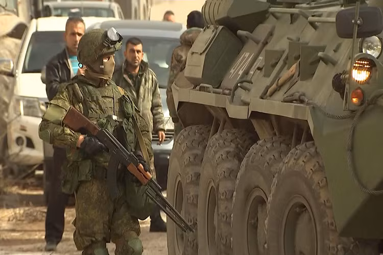 Với sự hổ trợ quân sự của Nga cho Syria cùng với các cố vấn và chuyên gia quân sự nhà nghề, cũng như viện trợ quân sự cho chính phủ Syria từ Iran. Chính quyền Assad đã có được những lợi thế cực kỳ to lớn trên chiến trường và kết quả sau hai năm Nga tham chiến tại Syria đã nói lên được điều đó. Nguồn ảnh: YouTube.