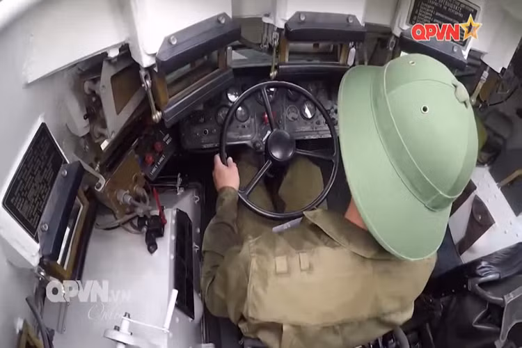 Bên trong vị trí lái xe của BTR-60PB, không gian có vẻ thoáng nhưng nó không tiện nghi bằng các dòng xe bọc thép của phương Tây. Hầu hết các dòng xe bọc thép BTR của Liên Xô trước đây đều bị đánh giá có không gian bên trong xe chật chội. Nguồn ảnh: QPVN.