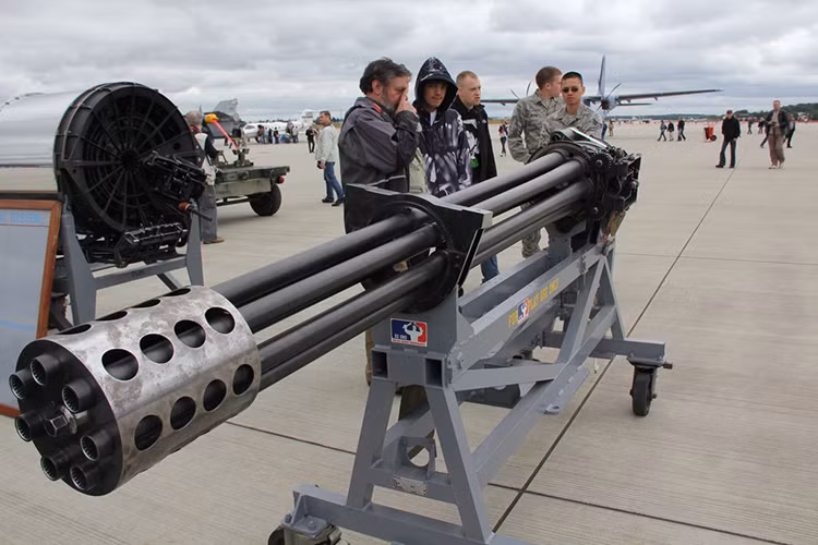 Cái tên tiếp theo là một đại diện khác đến từ Mỹ là GAU-8 Avenger mẫu súng Gatling có khả năng xuyên phá mạnh nhất thế giới. Không giống như các mẫu Gatling khác có 6 nòng, GAU-8 Avenger lại được trang bị tới 7 nòng và sử dụng cơ nòng 30mm. Với kích thước quá lớn của mình GAU-8 Avenger không được sử dụng dưới mặt đất mà chủ yếu là trang bị đi kèm cường kích A-10 Thunderbolt của Mỹ. Nguồn ảnh: DeviantArt.