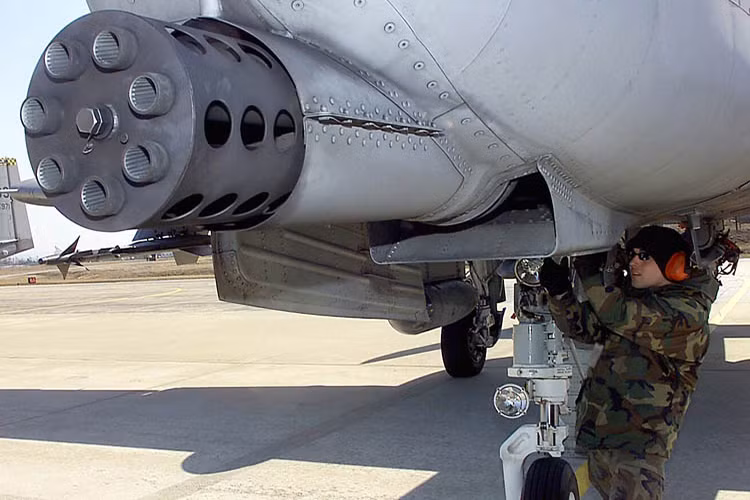 GAU-8 Avenger có chiều dài cơ sở lên đến 6m, nặng gần 2 tấn, GAU-8 Avenger rất dài và nặng: dài 6m, nặng gần 2 tấn. Khẩu pháo này đặt trước mũi máy bay và gắn kết với cấu tạo của A-10. Nếu không có khẩu pháo này, máy bay sẽ không cân bằng và không bay được. Nguồn ảnh: Wiki.