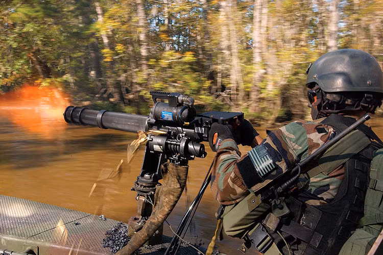 Trong tất cả những khẩu Gatling từng được chế tạo thì M134 Minigun của Mỹ là mẫu nổi danh nhất và có thiết gần giống với nguyên mẫu súng Gatling của năm 1861. Dĩ nhiên thiết kế của nó đã được hiện đại hóa toàn diện so với “nội tổ” của mình. Nguồn ảnh: Wiki.