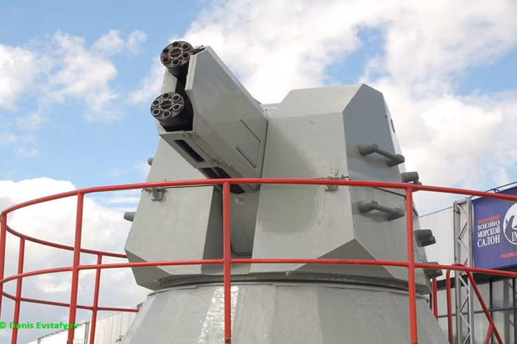 Tuy nhiên dù M134 Minigun nổi danh trên chiến trường nhưng nó không phải là mẫu Gatling bắn nhanh nhất mà danh hiệu này thuộc về mẫu vũ khí đánh chặn tầm gần AK-630M-2 Duet của Nga, được xem là mẫu súng Gatling có tốc độ bắn nhanh nhất thế giới. Nguồn ảnh: defense-arab.