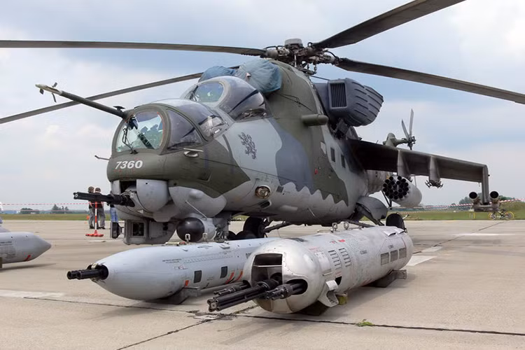 Trong ảnh là một chiếc Mi-24 sử dụng YakB-12.7 ở mũi đầu máy bay và các pod vũ khí phụ được đặt hai bên thân máy cũng sử dụng YakB-12.7 trung tâm của pod vũ khí. Nguồn ảnh: Wiki.