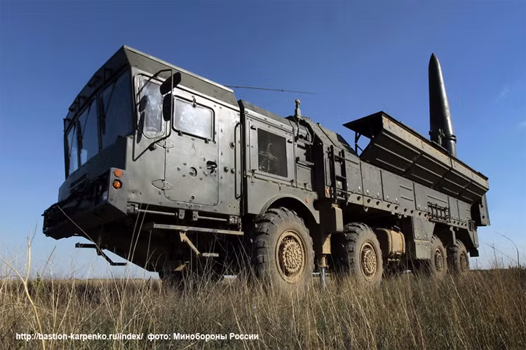 Sở dĩ Nga đưa thêm Iskanders đến Kaliningrad là bởi từ đây họ có thể tấn công mọi mục tiêu ở Ba Lan nơi được xem là tiền đồn lớn nhất của NATO ở Đông Âu, với tầm bắn tối đa 500km (như Nga tuyên bố) Iskanders có thể dễ dàng tấn công Warszawa hay bất kỳ đâu mà Moscow muốn. Nguồn ảnh: bastion-karpenko.ru.
