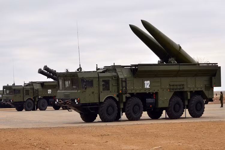 Với bộ đôi Iskander-K và Iskander-M tại Kaliningrad, không chỉ Ba Lan mà cả NATO đều cảm thấy khó chịu còn Mỹ thì chẳng bận tâm lắm bởi họ vẫn có thể dễ dàng rút đi nếu có biến. Nguồn ảnh: bastion-karpenko.ru.