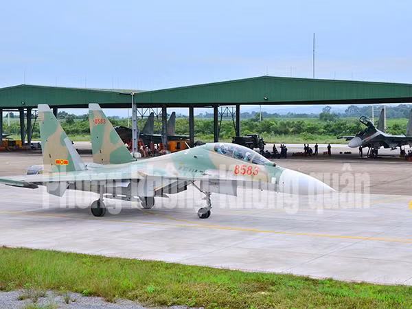Máy bay lăn ra khỏi nhà vòm thực hiện nhiệm vụ.