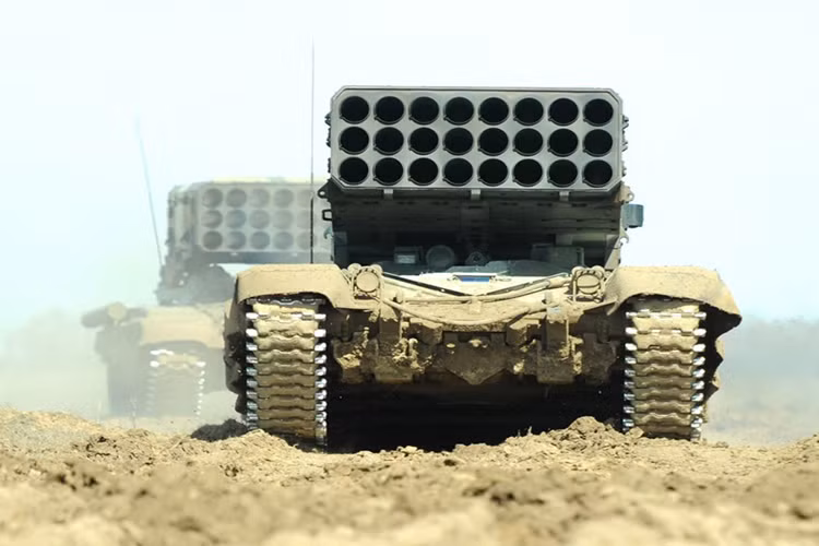Quân đội Syria bắt đầu được trang bị TOS-1A trong giai đoạn từ giữa năm 2015 cho đến đầu năm 2016 và dĩ nhiên là do Nga chuyển giao, dù vậy cho đến nay vẫn chưa có thông tin chính thức về việc Syria đã được trang bị TOS-1A nhưng nó vẫn xuất hiện trên chiến trường. Nguồn ảnh: wp.com.