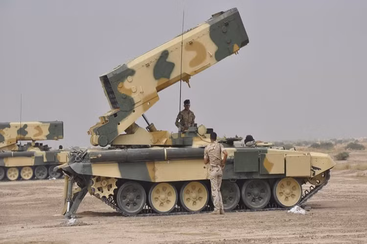 Hệ thống TOS-1 gồm 3 thành phần chính: xe chiến đấu BM-1; xe tiếp đạn TZM và đạn rocket NURS MO.1.01.04 và MO.1.01.04M. Trong ảnh, cần cẩu xe TZM đang giúp binh sĩ đưa bạn vào bệ BM-1. Nguồn ảnh: yahoo.com.