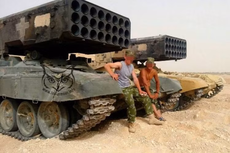 Điều này khiến dư luận đặt ra câu hỏi rằng liệu các tổ hợp TOS-1A trên của Syria thực ra là của người Nga và được điều khiển bởi các đơn vị pháo binh Nga ở Syria. Nhận định này cũng khá hợp lý bởi Quân đội Syria không thể vận hành trơn tru các tổ hợp pháo phản lực hạng nặng này nhanh đến vậy. Nguồn ảnh: WeapoNews.com.