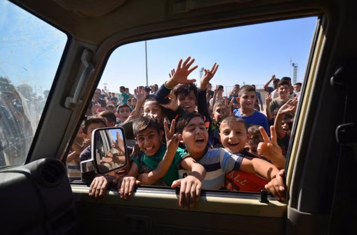 Trẻ em Iraq nô nức chào đón đoàn xe của các lực lượng Iraq đi qua nơi mình sinh sống.