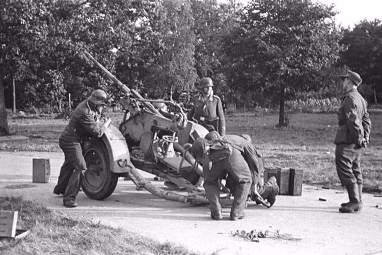 Cao xạ 20mm của phát xít Đức ở Arnhem, 1944.