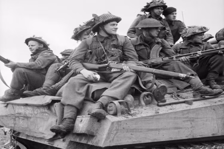 Bộ binh ngồi trên xe tăng Sherman ở Hà Lan.