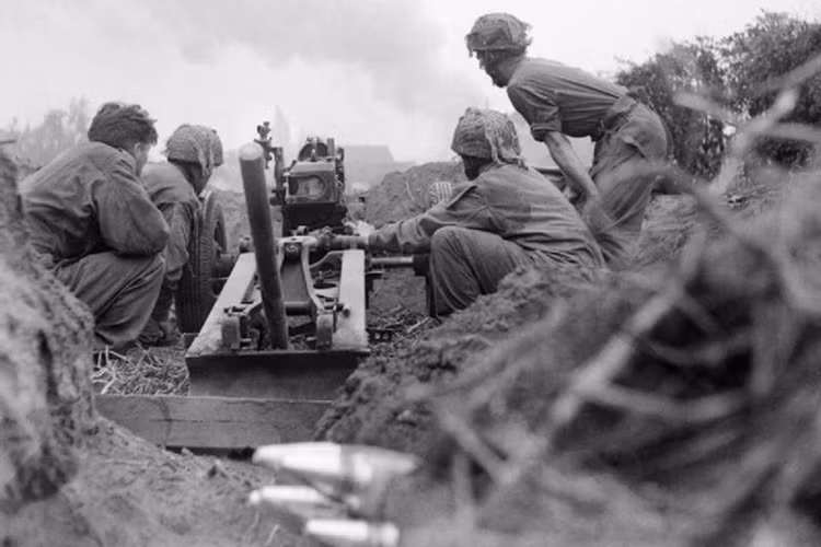 Lựu pháo 75mm của pháo đội 2, trung đoàn đổ bộ 1, sư đoàn đổ bộ 1 ở ngoại vi Oosterbeek, miền đông Hà Lan, trong chiến dịch Garden Market.